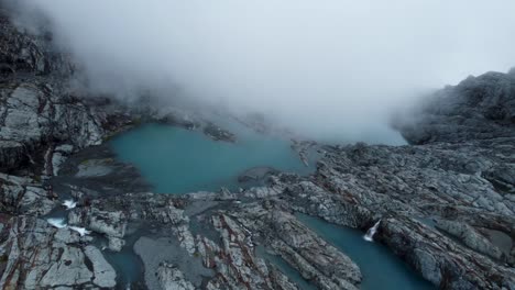 Wolken-Ziehen-In-Gletscherseen-In-Der-Nähe-Des-Brewster-Gletschers-Am-Brewster-Track-Im-Mount-Aspiring-Nationalpark,-Neuseeland