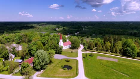 Skujene,-Lettland,-Europa---Ein-Malerischer-Anblick-Der-Evangelisch-lutherischen-Kirche-Im-Dorf-Skujene---Luftaufnahme-Eines-Pullbacks