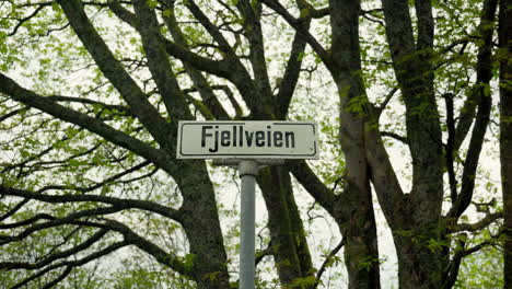 Street-sign-saying-Fjellveien-located-in-Sandviken-in-Bergen,-Norway