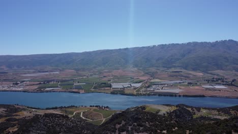 Vista-Por-Drones-Del-Lago-Dunstan-Y-Las-Montañas-En-Un-Día-Soleado-En-Otago,-Nueva-Zelanda