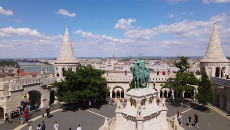 Estatua-Del-Rey-San-Esteban-Con-El-Bastión-De-Los-Pescadores-Al-Fondo