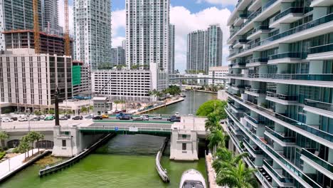 Luftaufnahme-Von-Miami,-Florida,-Entlang-Des-Miami-River-In-4K