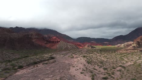 Ruta-68,-Quebrada-De-Las-Conchas-En-Salta,-Argentina-Con-Llamativas-Formaciones-Rocosas-Rojas,-Vista-Aérea