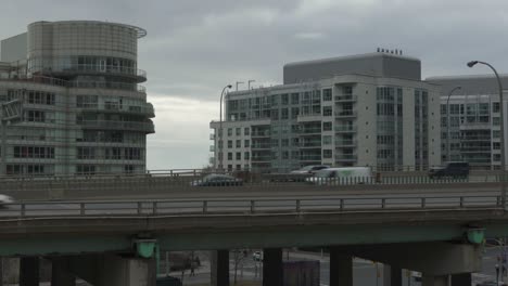 Cars-Commuting-On-The-Gardiner-Expressway-In-Toronto,-Canada