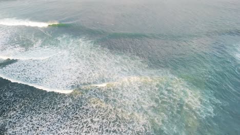 Bali-Surfer-Beach-Mit-Aquamarinfarbenen-Wellen,-Die-Entlang-Der-Küste-Anschwellen