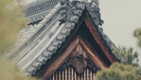 Techo-A-Dos-Aguas-Y-Exterior-Del-Templo-Japonés-En-Kyoto,-Japón