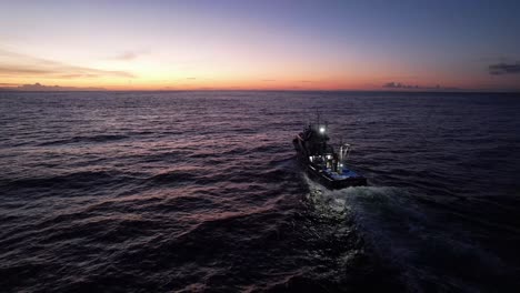 Thunfisch-Fischerboot-Segelt-Vor-Den-Azoren,-Stippangeln-Bei-Sonnenaufgang