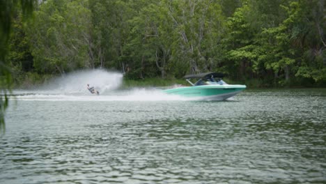 Water-skier-during-a-turn,-shot-behind-a-tree