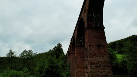 Backstein-Eisenbahnbrücke,-Historisches-Viadukt-Zwischen-Grünen-Hügeln