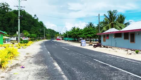 Häuser-Entlang-Der-Straße-Auf-Der-Insel-Upolu,-Samoa---Schwenk