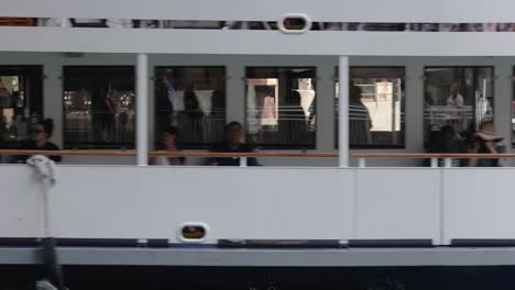 Gente-Disfrutando-De-Un-Viaje-En-Ferry-Por-El-Río-Chicago-En-Un-Día-Soleado