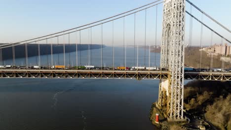 Luftaufnahme-Von-Der-George-Washington-Bridge,-Goldene-Stunde-In-New-York,-USA---Zurückziehen,-Drohnenaufnahme