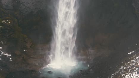 Nahaufnahme-Eines-Wasserfall-Tauchbeckens-In-Island-Mit-Herumfliegenden-Brutvögeln