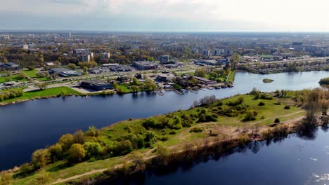 Riga,-Letonia,-Europa---La-Intrigante-Grāpju-Pussala,-También-Conocida-Como-Isla-Grāpju,-Está-Situada-En-El-Río-Daugava---Drone-Volando-Hacia-Adelante