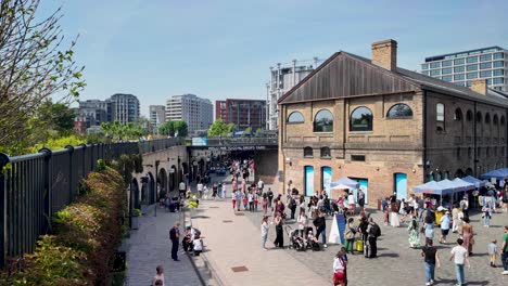 Kohleabladeplatz-In-Kings-Cross,-London,-Mit-Menschen,-Die-An-Einem-Sonnigen-Tag-Spazieren-Gehen,-Präsentiert-Das-Konzept-Der-Städtischen-Freizeitgestaltung-Und-Moderner-Architektur