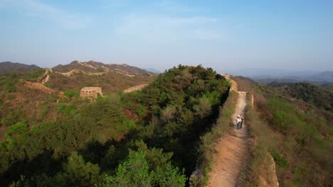 Pareja-Caminando-Al-Atardecer-En-La-Gran-Muralla-China