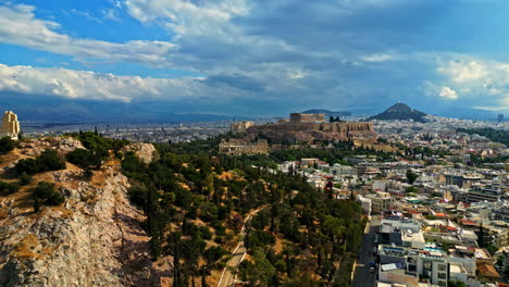 Panoramic-View-Of-Cityscape-And-The-Acropolis-Hill-With-Parthenon-In-Athens,-Greece