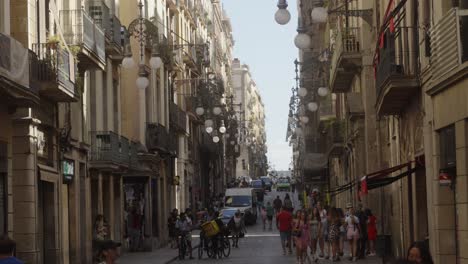 Tourists-walking-in-a-busy-narrow-street-in-Barcelona-Spain