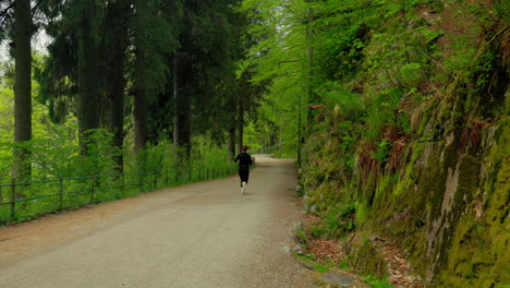 Joggerin-Entfernt-Sich-Von-Der-Kamera