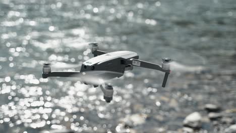 Un-Dron-Volando-Sobre-El-Agua-En-Un-Día-Soleado---Primer-Plano