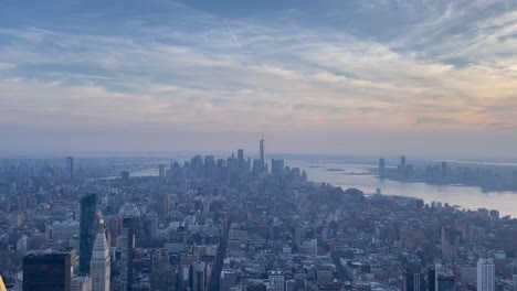 Wunderschöner-Bewölkter-Sonnenuntergang-In-New-York-City-Mit-Blick-Auf-Die-Skyline-Von-Manhattan-Und-Dem-Hudson-River-Im-Hintergrund