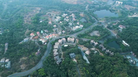 Vista-Del-Pueblo-Desde-Arriba,-Fuerte-De-Raigarh,-Descripción-General-De-Drones-En-La-Ciudad-Del-Valle-De-Aamby,-India,-Pune