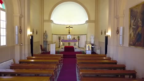 Drone-Volando-Hacia-La-Iglesia-Católica-Hacia-El-Altar-Santo,-Ciudad-De-Larnaca,-Chipre