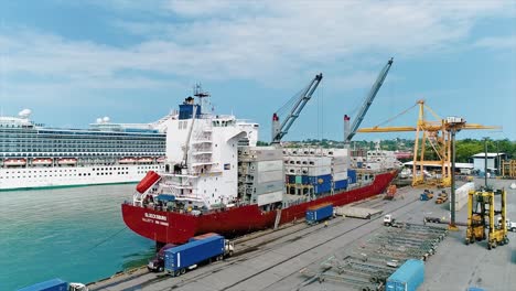 Kranschiff-Entlädt-Container-Vom-Schiff-Und-Belädt-Sie-Auf-Lastwagen-Im-Hafenterminal-In-Der-Karibik