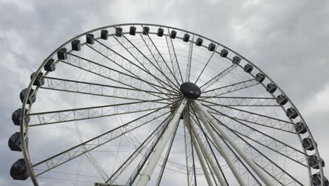 Riesenrad-In-Miamis-Bayside-Vor-Einem-Bewölkten-Himmel