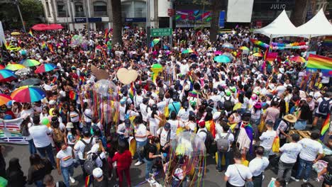 Luftaufnahme-Einer-Menge-Menschen,-Die-Ihren-Stolz-Auf-Den-Straßen-Von-Mexiko-Stadt-Feiern