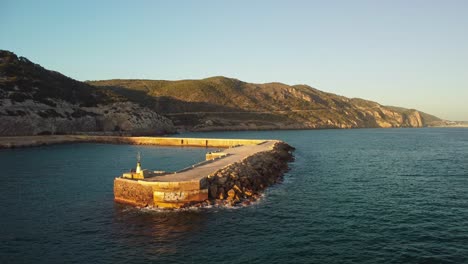 Ein-Küstenpier-An-Der-Costa-Garraf-Mit-Malerischen-Bergen-Im-Hintergrund,-Luftaufnahme