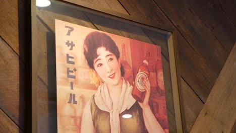 Afiche-De-Estilo-Vintage-De-Una-Mujer-Asiática-Sosteniendo-Una-Botella-De-Cerveza-Y-Sonriendo,-De-Cerca