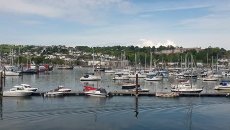 Blick-Auf-Den-Malerischen-Fluss-Dart-Von-Der-Dartmouth-Dampfeisenbahn-Auf-Den-Hafen-Voller-Boote-Und-Yachten,-Die-In-Devon,-England,-Großbritannien,-Vor-Anker-Liegen