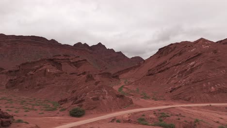 Impresionantes-Formaciones-Rocosas-Rojas-En-La-Quebrada-De-Las-Conchas,-Salta,-Argentina-Bajo-Un-Cielo-Nublado