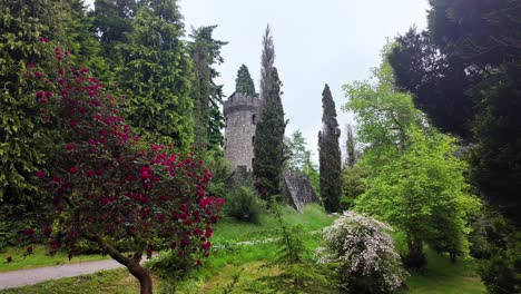 Irland-Epische-Orte-Schloss-Durch-Die-Bäume-Powerscourt-Wicklow-üppiges-Grün-Und-Rot-Farben-Des-Sommers
