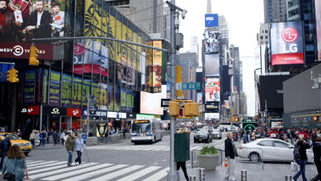 Zeitraffer-Des-Times-Square-Mit-Verkehr-Und-Menschen