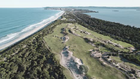 Drohne-Schwenkt-Vom-Magenta-Shores-Golfplatz-Zum-Magenta-Beach-Und-Tuggerah-Lake