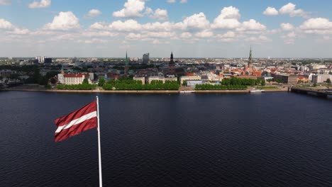 Luftaufnahme-über-Dem-Fluss-Daugava,-Altstadt-Von-Riga