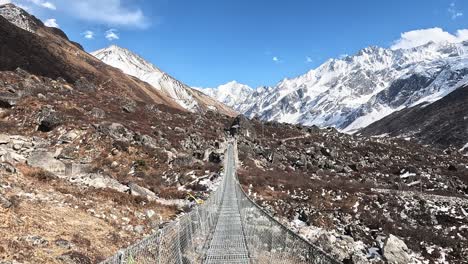 Blick-über-Die-Hängebrücke,-Die-Den-Blick-Zum-Gangechmpo-Gipfel-Und-Diesem-Fantastischen-Panorama-Führt