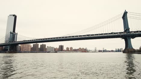 Puente-Histórico-De-Williamsburg-Que-Conecta-El-área-De-Dumbo-En-Brooklyn-Con-Manhattan-Cruzando-El-East-River-De-Nueva-York