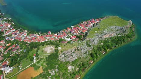 Paradies-Am-Smaragdsee:-Luftaufnahme-Des-Ruhigen-Touristendorfs-Lin,-Pogradec-Und-Seiner-Wunderschönen-Felsigen-Halbinsel