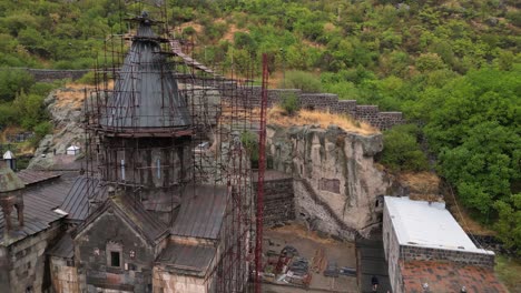 Antigua-Torre-De-Piedra-En-El-Monasterio-Medieval-De-Geghard-En-Armenia-En-Proceso-De-Renovación.