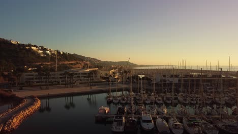 Sonnenaufgang-über-Port-Ginesta-In-Barcelona-Mit-Booten-Im-Ruhigen-Hafen