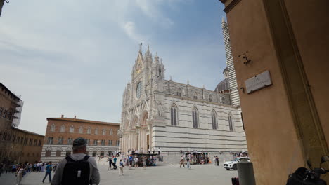 Historische-Kathedrale-Von-Siena-Mit-Touristen-An-Einem-Sonnigen-Tag