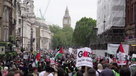 Tausende-Demonstranten-Mit-Palästinensischen-Flaggen-Und-Plakaten-Marschieren-Während-Eines-Protestmarsches-Zum-Nakba-Tag-Entlang-Der-Whitehall-Straße-Zum-Parlamentsgebäude.