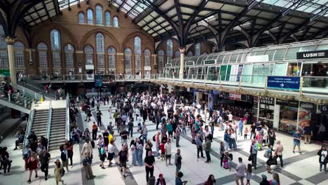 Massen-Von-Menschen-Warten-In-Der-Bahnhofshalle-Der-Liverpool-Street-Auf-Ihre-Züge