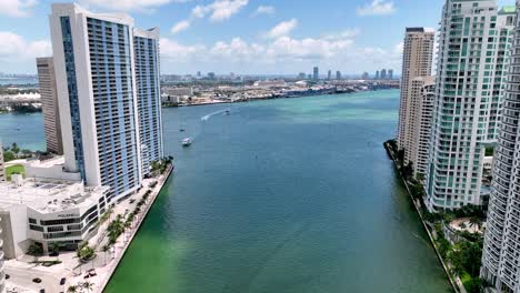 El-Río-Miami-Desemboca-En-La-Bahía-De-Miami,-Florida.