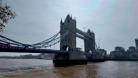Tower-Wharf,-London,-England,-Wo-Die-Majestätische-Tower-Bridge-Im-Mittelpunkt-Steht