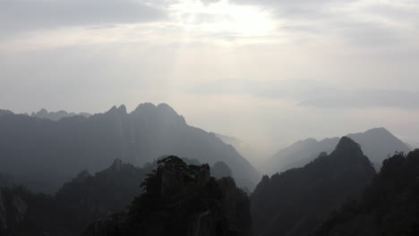 Erstaunliche-Luftaufnahmen,-Rückzug-über-China-Yellow-Mountain-Valley-Gipfel