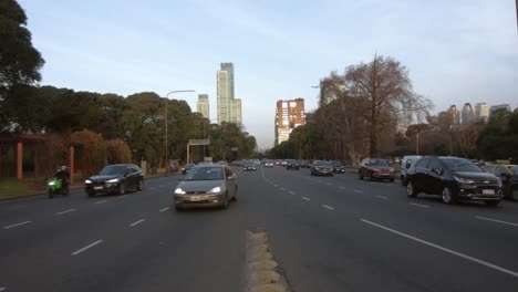 Vehicles-circulating-on-big-avenue-towards-camera-in-Buenos-Aires,-Argentina
